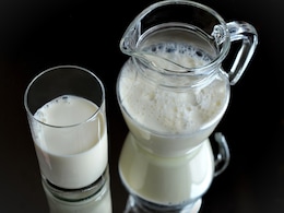 Oat Milk Vs. Cow's Milk: Which One Should You Choose For Better Health? Oat Milk Vs. Cow's Milk: Which One Should You Choose For Better Health?