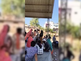 महिला की सरेआम पिटाई ! किसी ने नहीं लिखवाई FIR, पुलिस ने खुद लिया एक्शन
