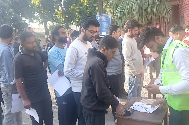 परीक्षार्थियों की जांच करते पुलिसकर्मी