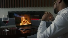 Online Dating Scam : ऑनलाईन प्रेमाच्या नादात महिलेनं गमावले 4 कोटी, बेघर होण्याची आली वेळ