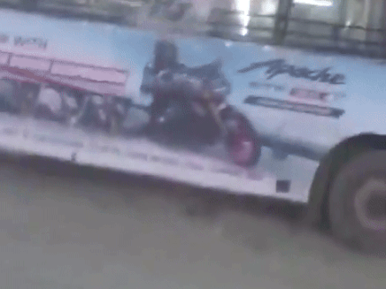 VIDEO: जयपुर में यात्रियों से भरी लो फ्लोर बस में घुसा सांड, शीशे तोड़े, जान बचाकर भागे लोग