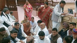 Rajasthan Politics: निलंबन के विरोध में सदन में धरने पर बैठे कांग्रेस विधायक, संसदीय कार्यमंत्री बोले- बातचीत के लिए तैयार