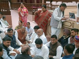 Rajasthan Politics: निलंबन के विरोध में सदन में धरने पर बैठे कांग्रेस विधायक, संसदीय कार्यमंत्री बोले- बातचीत के लिए तैयार Rajasthan Politics: निलंबन के विरोध में सदन में धरने पर बैठे कांग्रेस विधायक, संसदीय कार्यमंत्री बोले- बातचीत के लिए तैयार