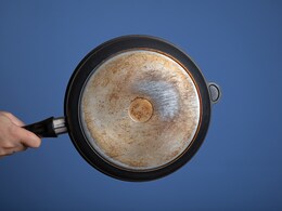 5 Easy Hacks To Clean Burnt Pans And Make Them Shine Again Without Scrubbing