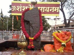 Shani Shingnapur Temple : भाविकांना ब्रँण्डेड तेलानेच करावा लागणार तैलाभिषेक; शनैश्वर देवस्थानचा निर्णय