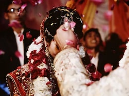 नशे में धुत दूल्हे ने दुल्हन की सहेली के साथ कर दी ऐसी हरकत, देख उड़ गए सबके होश नशे में धुत दूल्हे ने दुल्हन की सहेली के साथ कर दी ऐसी हरकत, देख उड़ गए सबके होश