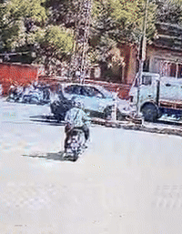 Accident Video: सड़क पार कर रहे स्कूटी सवार युवक को कार ने मारी जोरदार टक्कर, फिर डिवाइडर से टकराकर पलटी गाड़ी