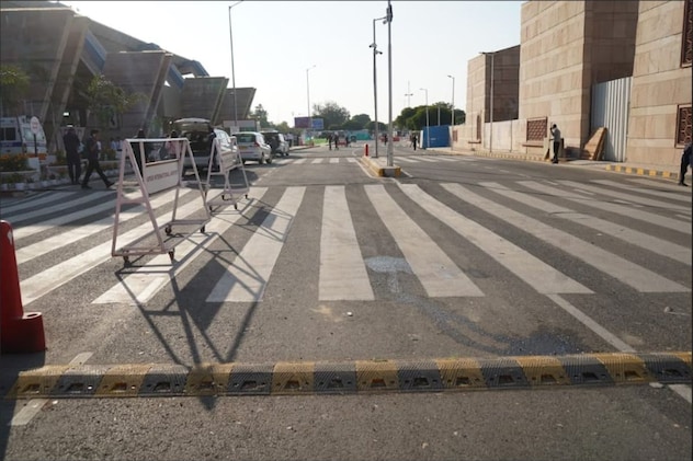 चार लेन की सड़क