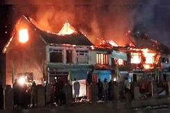 Massive Fire Breaks Out At Sonmarg Hotel, Nearby Shops Destroyed Massive Fire Breaks Out At Sonmarg Hotel, Nearby Shops Destroyed