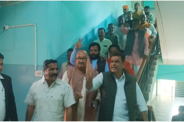 नारेबाजी और प्रदर्शन करते पार्षद नारेबाजी और प्रदर्शन करते पार्षद