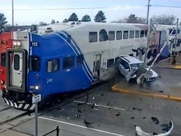 तेज़ रफ्तार ट्रेन को आते देख रेल ट्रैक पर खड़ी SUV से उतरकर भागा ड्राइवर, आगे जो हुआ, भयानक मंज़र देख कांप उठेगी रूह तेज़ रफ्तार ट्रेन को आते देख रेल ट्रैक पर खड़ी SUV से उतरकर भागा ड्राइवर, आगे जो हुआ, भयानक मंज़र देख कांप उठेगी रूह