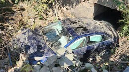 Audi Accident Video: नाले में गिरी Audi कार, लोगों ने कांच तोड़कर ड्राइवर को निकाला बाहर