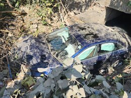 Audi Accident Video: नाले में गिरी Audi कार, लोगों ने कांच तोड़कर ड्राइवर को निकाला बाहर