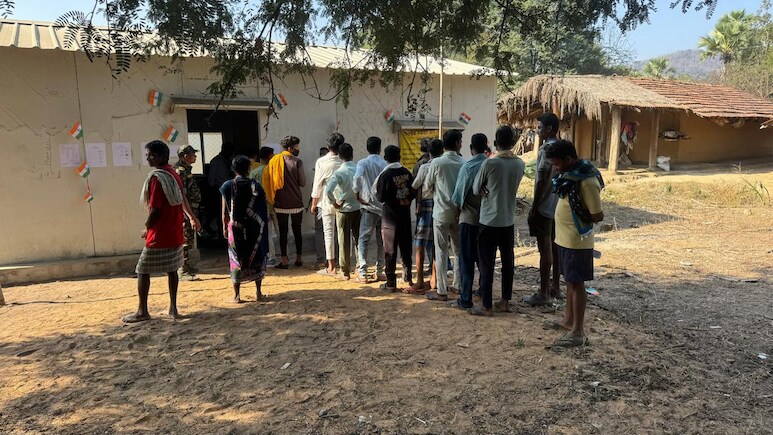 Panchayat Election: नक्सली हिड़मा के गांव में पहली बार चुनाव, देखें ऐसा है पोलिंग बूथ के बाहर का नजारा