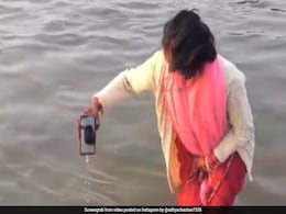 Maha Kumbh 2025: Woman Performs 'Digital Snan' For Husband, Dunks Phone In River Maha Kumbh 2025: Woman Performs 'Digital Snan' For Husband, Dunks Phone In River