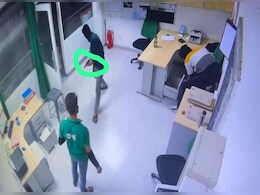 फिल्मी स्टाइल में बदमाशों ने कट्टा दिखाकर की लूट, CCTV फुटेज आया सामने, देखता रहा कर्मचारी