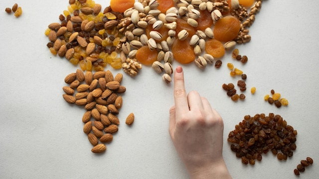 Travel Friendly Snacks: A mix of nuts & seeds and sunflower seeds is a powerhouse of energy