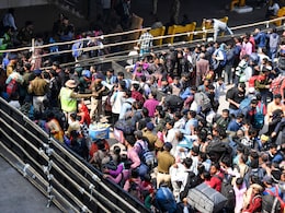 नई दिल्ली रेलवे स्टेशन भगदड़ मामले में बड़ा एक्शन, DRM समेत चार अधिकारी हटाए गए नई दिल्ली रेलवे स्टेशन भगदड़ मामले में बड़ा एक्शन, DRM समेत चार अधिकारी हटाए गए