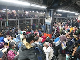 Delhi Stampede : नवी दिल्ली रेल्वे स्टेशनवर चेंगराचेंगरी कशामुळे झाली? चौकशी अहवालात कारण आलं समोर Delhi Stampede : नवी दिल्ली रेल्वे स्टेशनवर चेंगराचेंगरी कशामुळे झाली? चौकशी अहवालात कारण आलं समोर