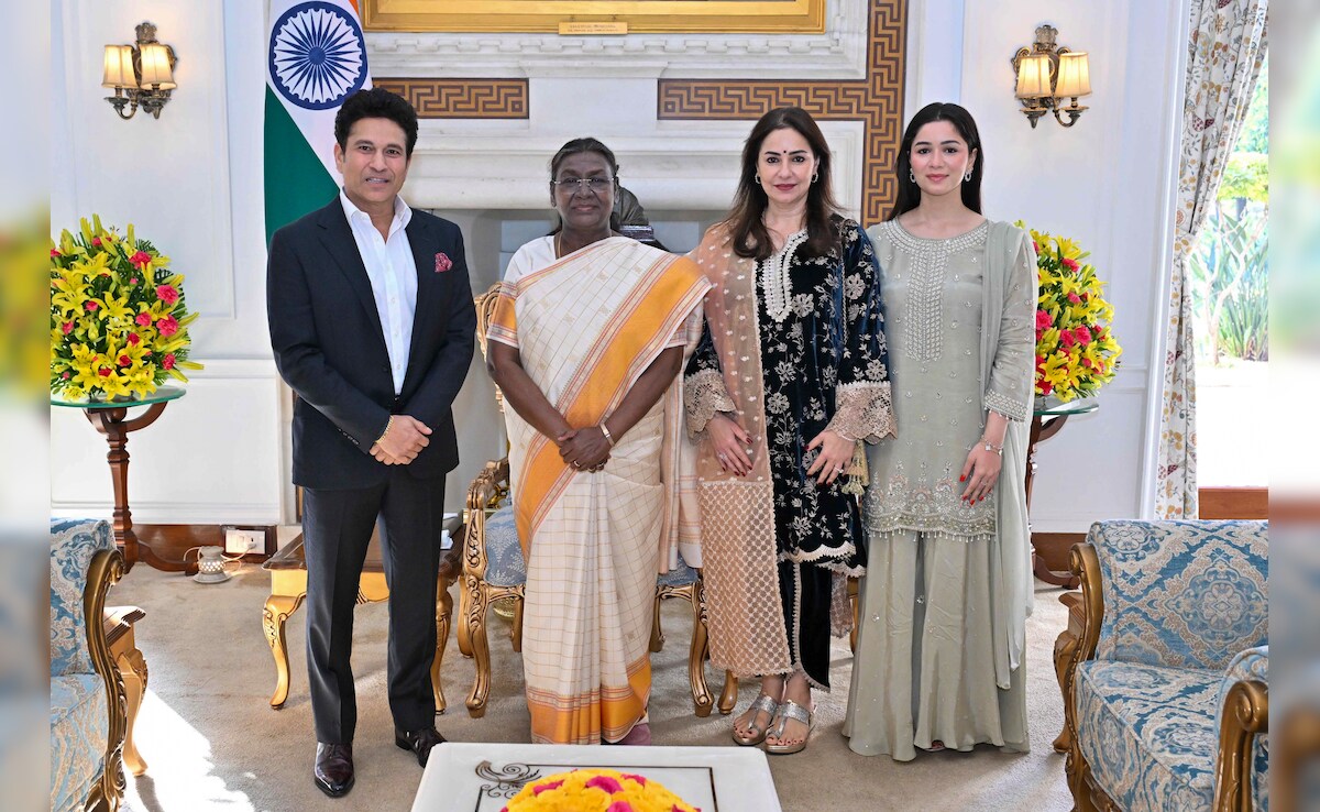 राष्ट्रपति द्रौपदी मुर्मू के साथ तेंदुलकर अपने परिवार के साथ (फोटो: पीटीआई)