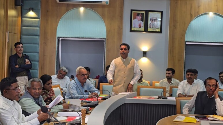 राजस्थान के भाजपा विधायक क्यों कराना चाहते हैं सुअरों की नसबंदी? चीफ मेडिकल ऑफिसर को बैठक से निकाला बाहर 