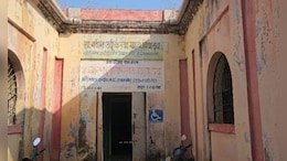 इंदौर के खस्ताहाल सरकारी स्कूल हादसों को दे रहे दावत, 10 करोड़ के बजट से भी कोई सुधार नहीं