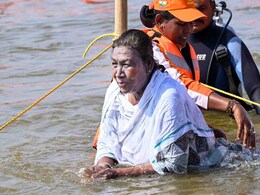 राष्ट्रपति द्रौपदी मुर्मू ने संगम में लगाई आस्था की डुबकी, पक्षियों को दाना भी खिलाया राष्ट्रपति द्रौपदी मुर्मू ने संगम में लगाई आस्था की डुबकी, पक्षियों को दाना भी खिलाया