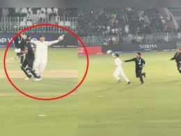 चैंपियंस ट्रॉफी: पाकिस्तान में खिलाड़ियों की सुरक्षा में चूक, लाइव मैच में मैदान पर घुसा अनजान शख्स, मचा बवाल