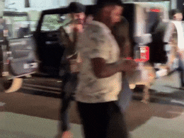 VIDEO: जयपुर में लड़की को देख थार सवार युवकों ने किए गंदे इशारे, विरोध पर साथी लड़के को पीटा VIDEO: जयपुर में लड़की को देख थार सवार युवकों ने किए गंदे इशारे, विरोध पर साथी लड़के को पीटा