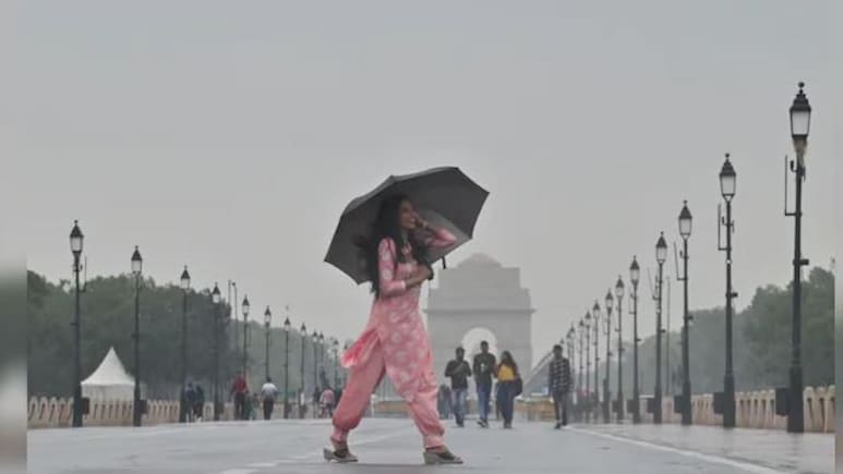 Rain Alert: लो आ गई बारिश... घने बादलों ने दिल्ली NCR को घेरा, तेज हवाओं से गिरा पारा