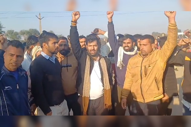 लोगों ने प्रशासन ने खिलाफ नारे लागए लोगों ने प्रशासन ने खिलाफ नारे लागए