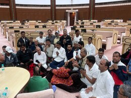 सदन में कांग्रेस विधायकों ने गुजारी रात और सुबह गाने लगे भजन, आखिर राजस्थान विधानसभा में ये चल क्या रहा सदन में कांग्रेस विधायकों ने गुजारी रात और सुबह गाने लगे भजन, आखिर राजस्थान विधानसभा में ये चल क्या रहा