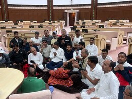 निलंबन के खिलाफ विधानसभा के अंदर कांग्रेस विधायकों ने रात में भी डाला डेरा,  राज्यव्यापी प्रदर्शन का किया ऐलान निलंबन के खिलाफ विधानसभा के अंदर कांग्रेस विधायकों ने रात में भी डाला डेरा,  राज्यव्यापी प्रदर्शन का किया ऐलान
