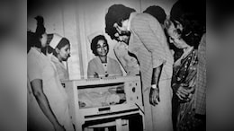 अभिषेक के जन्मदिन पर भावुक हुए अमिताभ बच्चन, पुरानी तस्वीर साझा कर लिखा - 'समय कितनी तेजी से बीत गया'