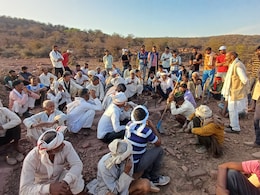 Bharatpur: सरकार ने नहीं बनवाई रोड तो ग्रामीणों ने खुद 12 KM लंबी सड़क बनाने का उठाया बीड़ा, हर घर से आगे आए दो-दो सदस्य Bharatpur: सरकार ने नहीं बनवाई रोड तो ग्रामीणों ने खुद 12 KM लंबी सड़क बनाने का उठाया बीड़ा, हर घर से आगे आए दो-दो सदस्य
