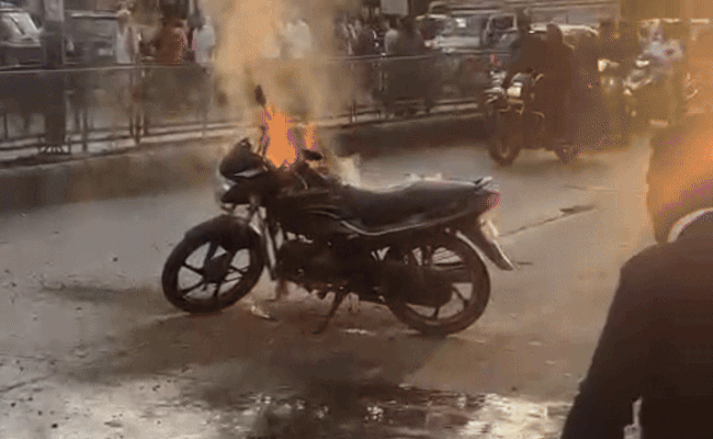 Viral Video: डूंगरपुर की सड़कों पर चलती बाइक बनी आग का गोला,  बाइक सवार ने कूदकर बचाई जान
