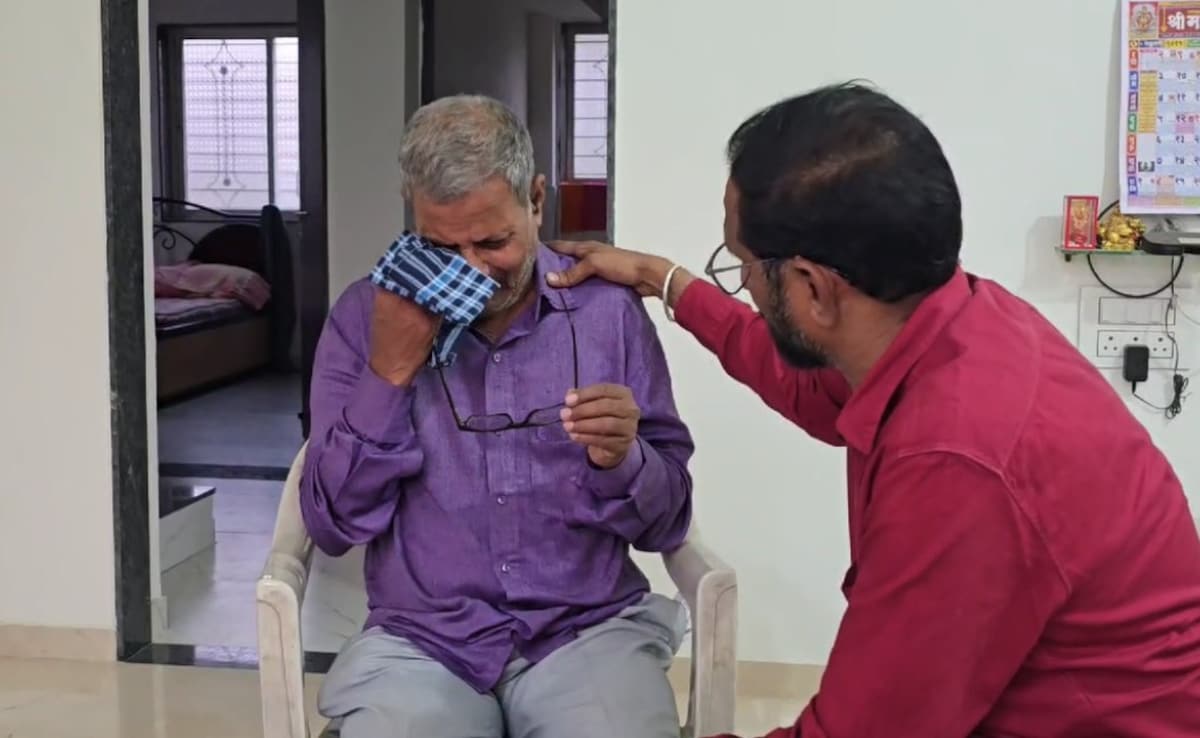 Tanaji Shinde, whose daughter Nilam Shinde is in a coma in a California hospital, breaks down. 