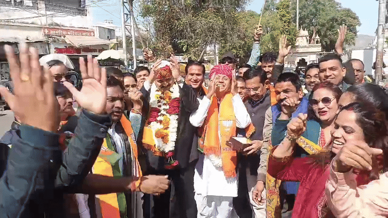 दिल्ली में बीजेपी की जीत पर अजमेर में जश्न, राज्य मंत्री भागीरथ चौधरी कार्यकर्ताओं के साथ जमकर थिरके; मिठाई बांटी