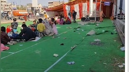 गंदगी में बैठने को मजबूर महाकुंभ जाने वाले श्रद्धालु, कटनी रेलवे स्टेशन पर लगाए टेंट में गंदगी का अंबार