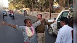 फाइलें फेंकी, जमकर किया हंगामा... नगरपालिका दफ्तर में महिला का हाई वोल्टेज ड्रामा