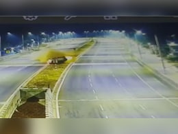 खौफनाक मंजर : फूल स्पीड में थी कार, डिवाइडर से टकराते ही 4 बार हवा में उछली; 1 की मौत 4 बुरी तरह जख्मी