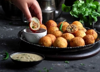 How To Make Upvas Vada: A Crunchy, Flavour-Packed Gujarati Fasting Snack How To Make Upvas Vada: A Crunchy, Flavour-Packed Gujarati Fasting Snack