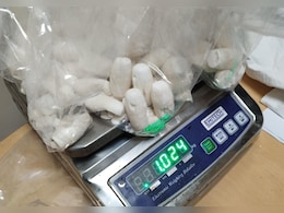 पेट में छुपाई 12 करोड़ की कोकीन, तस्करी के आरोप में ब्राजील की महिला दिल्ली एयरपोर्ट से गिरफ्तार पेट में छुपाई 12 करोड़ की कोकीन, तस्करी के आरोप में ब्राजील की महिला दिल्ली एयरपोर्ट से गिरफ्तार