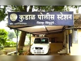 Sindhudurg News : एका माशीमुळे सिंधुदुर्ग जिल्हा अस्वस्थ; पर्यटकासोबत काय झालं? नितेश राणे आक्रमक