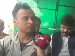 7 साल की रिया की मौत पर फफकते हुए पिता ने नई दिल्ली रेलवे स्टेशन पर मची भगदड़ की बताई असली वजह 7 साल की रिया की मौत पर फफकते हुए पिता ने नई दिल्ली रेलवे स्टेशन पर मची भगदड़ की बताई असली वजह