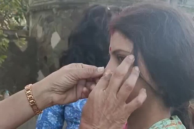 नाक पर लगी टेप नाक पर लगी टेप