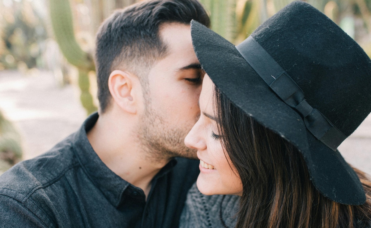 Kiss Day 2025: आज मनाया जा रहा है किस डे, इस दिन अपने पार्टनर को भेजिए Kiss Day के खास मैसेजेस