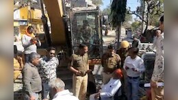 Rajasthan: &nbsp;बुलडोजर के आगे लेट गए ग्रामीण, रोड का नक्शा बदलने पर जताई आपत्&zwj;ति&zwj;&nbsp;