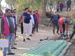 संभल में सरकारी तालाब पर बनी अवैध मजार को प्रशासन ने हटवाया, डीएम के आदेश पर हुई कार्रवाई संभल में सरकारी तालाब पर बनी अवैध मजार को प्रशासन ने हटवाया, डीएम के आदेश पर हुई कार्रवाई