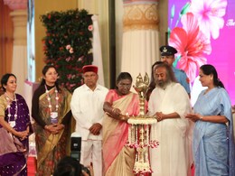 राष्ट्रपति श्रीमती द्रौपदी मुर्मू ने किया आर्ट ऑफ लिविंग के 10 वें अंतरराष्ट्रीय महिला सम्मेलन का उद्घाटन राष्ट्रपति श्रीमती द्रौपदी मुर्मू ने किया आर्ट ऑफ लिविंग के 10 वें अंतरराष्ट्रीय महिला सम्मेलन का उद्घाटन